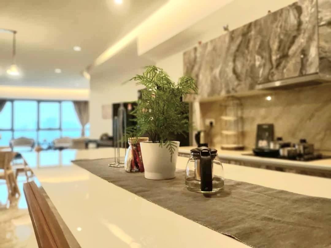 Regalia Suites With Infinity Pool Klcc By Staycation Homes Kuala Lumpur Luaran gambar