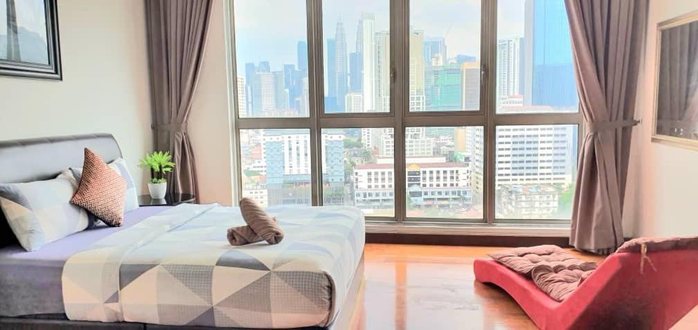 Regalia Suites With Infinity Pool Klcc By Staycation Homes Kuala Lumpur Luaran gambar